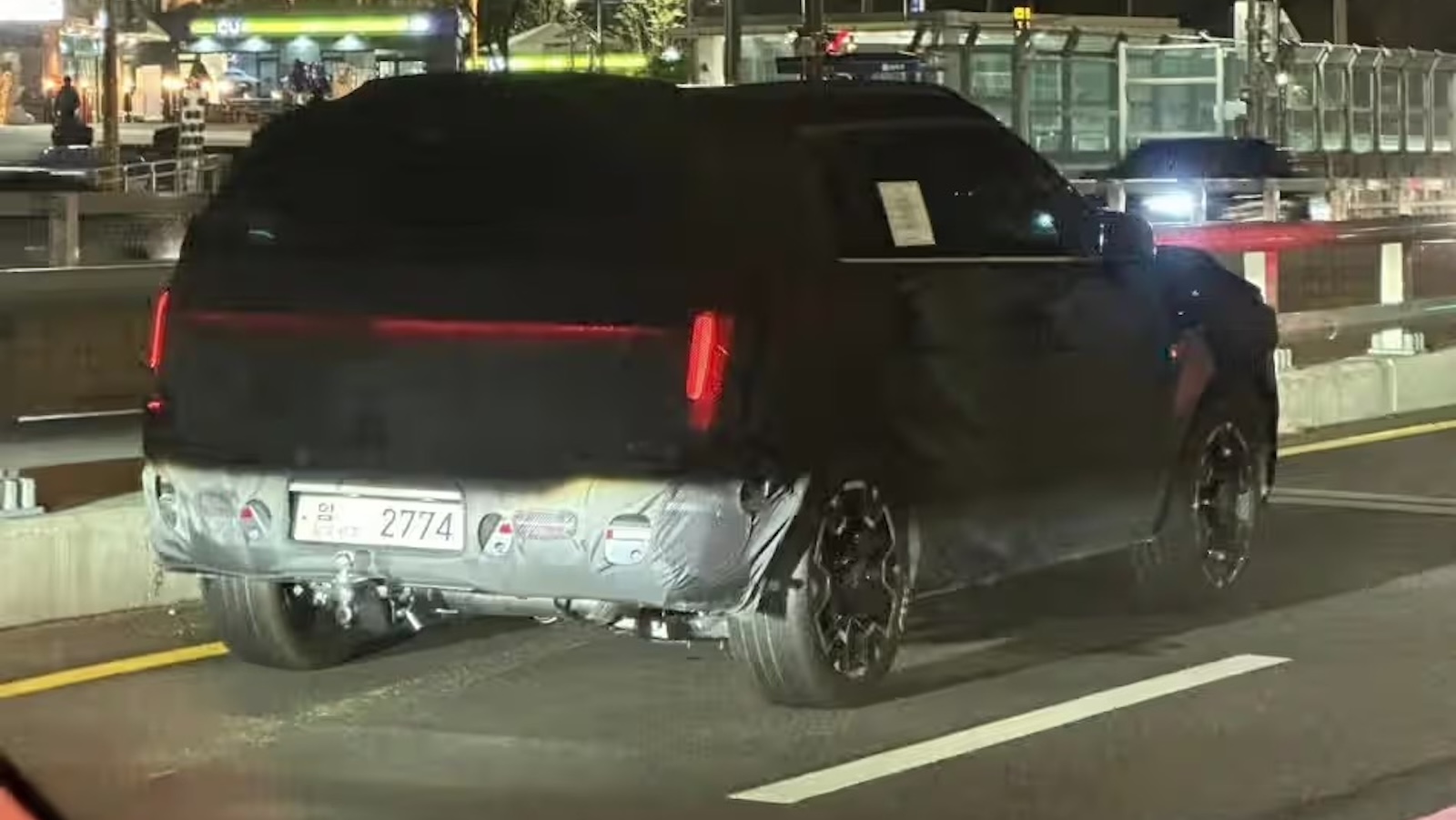 Νέες κατασκοπευτικές φωτογραφίες από το πρωτότυπο της πέμπτης γενιάς του δημοφιλούς SUV (με την κωδική ονομασία NX5) δείχνουν ότι το μοντέλο έχει αρχίσει να αποβάλλει ένα μέρος από το βαρύ καμουφλάζ τ