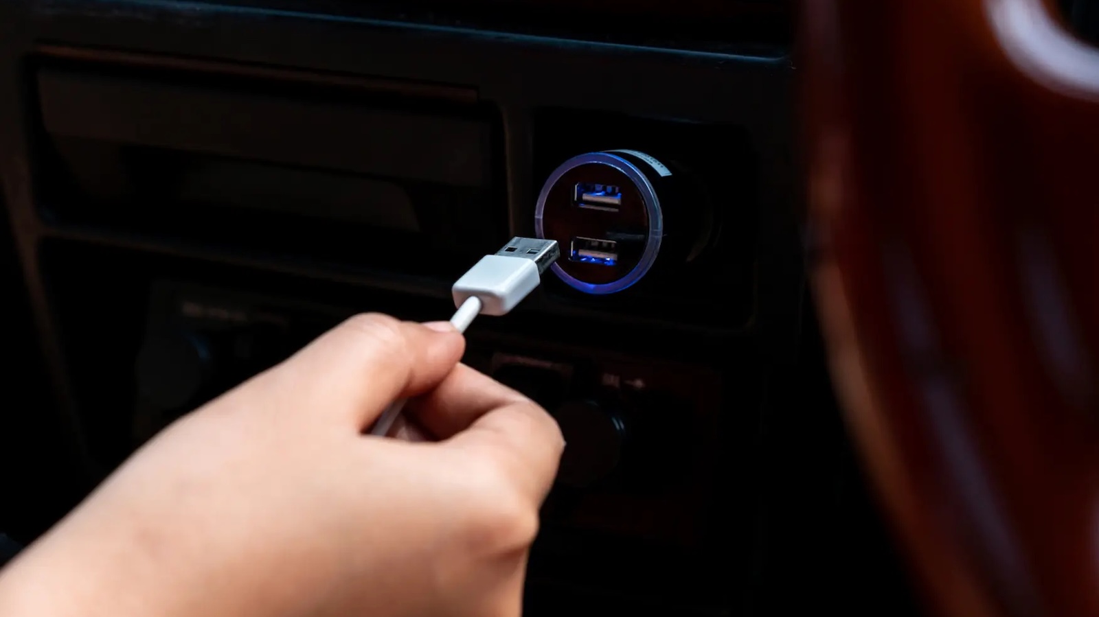 Θύρα USB αυτοκινήτου: Είναι πιο χρήσιμη απ΄ όσο νομίζεις - 5 λειτουργίες που αγνοείς Θύρα USB αυτοκινήτου: Είναι πιο χρήσιμη απ΄ όσο νομίζεις - 5 λειτουργίες που αγνοείς