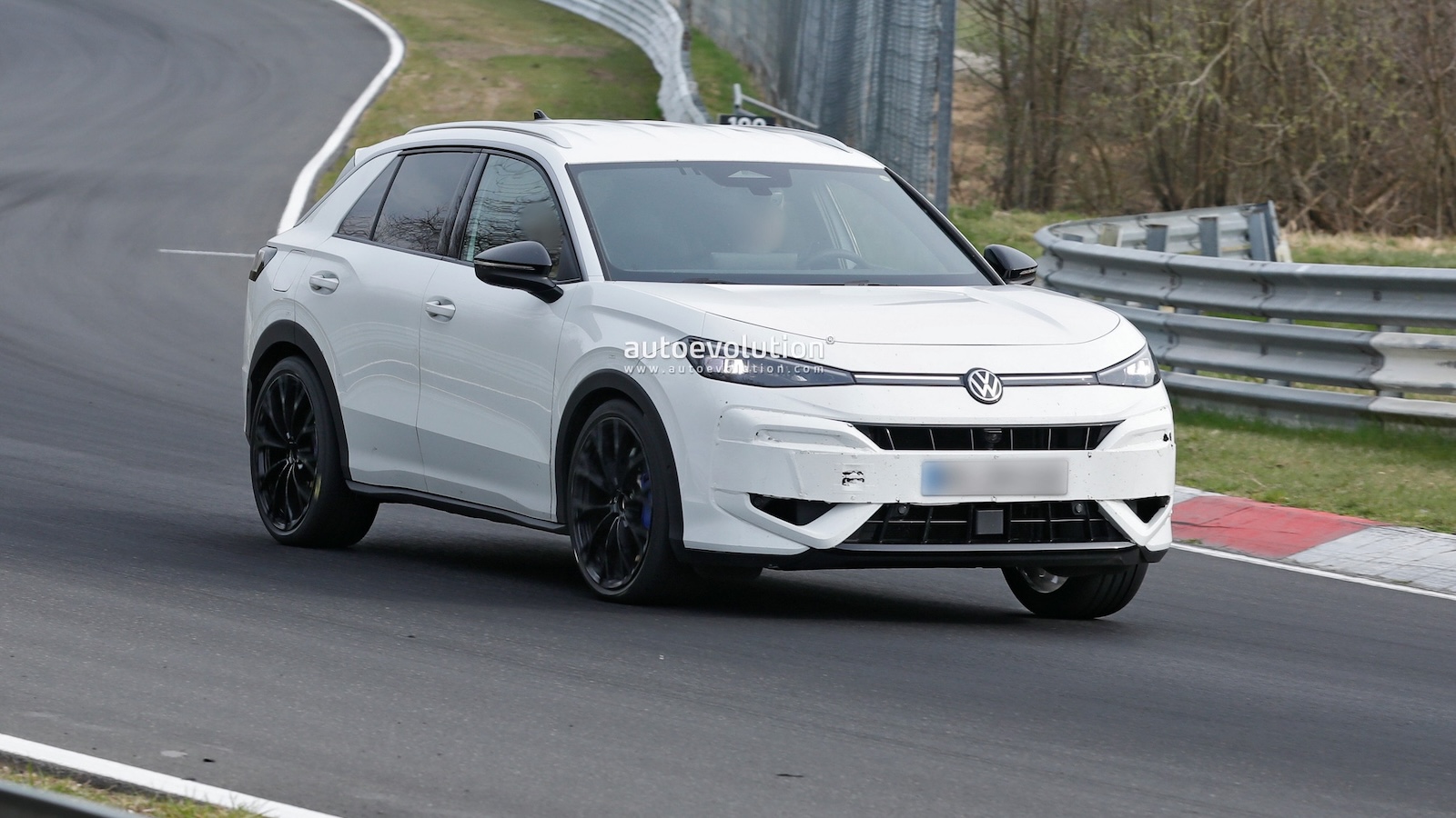 Η δεύτερη γενιά του Volkswagen T-Roc R έρχεται στην Ευρώπη με 333 ίππους και τεχνολογία Drift Mode. 