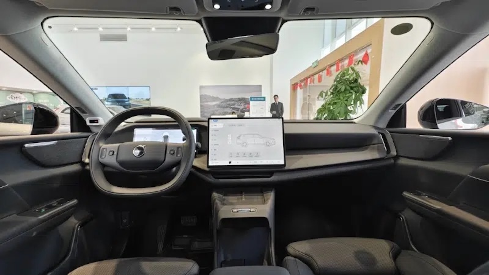 Στο εσωτερικό, η Volvo κάνει ένα άλμα προς το μέλλον, και με βαριά επιρροή από τους Κινέζους κατασκευαστές τοποθετεί στην καμπίνα, μια οθόνη 12.3 ιντσών στην θέση του καντράν και μια κεντρική οθόνη 15,4 ιντσών που αιωρείται σαν τάμπλετ και καταργεί πολλά μπουτόν στο βωμό της minimal αισθητικής. Στο εσωτερικό, η Volvo κάνει ένα άλμα προς το μέλλον, και με βαριά επιρροή από τους Κινέζους κατασκευαστές τοποθετεί στην καμπίνα, μια οθόνη 12.3 ιντσών στην θέση του καντράν και μια κεντρική οθόνη 15,4 ιντσών που αιωρείται σαν τάμπλετ και καταργεί πολλά μπουτόν στο βωμό της minimal αισθητικής.