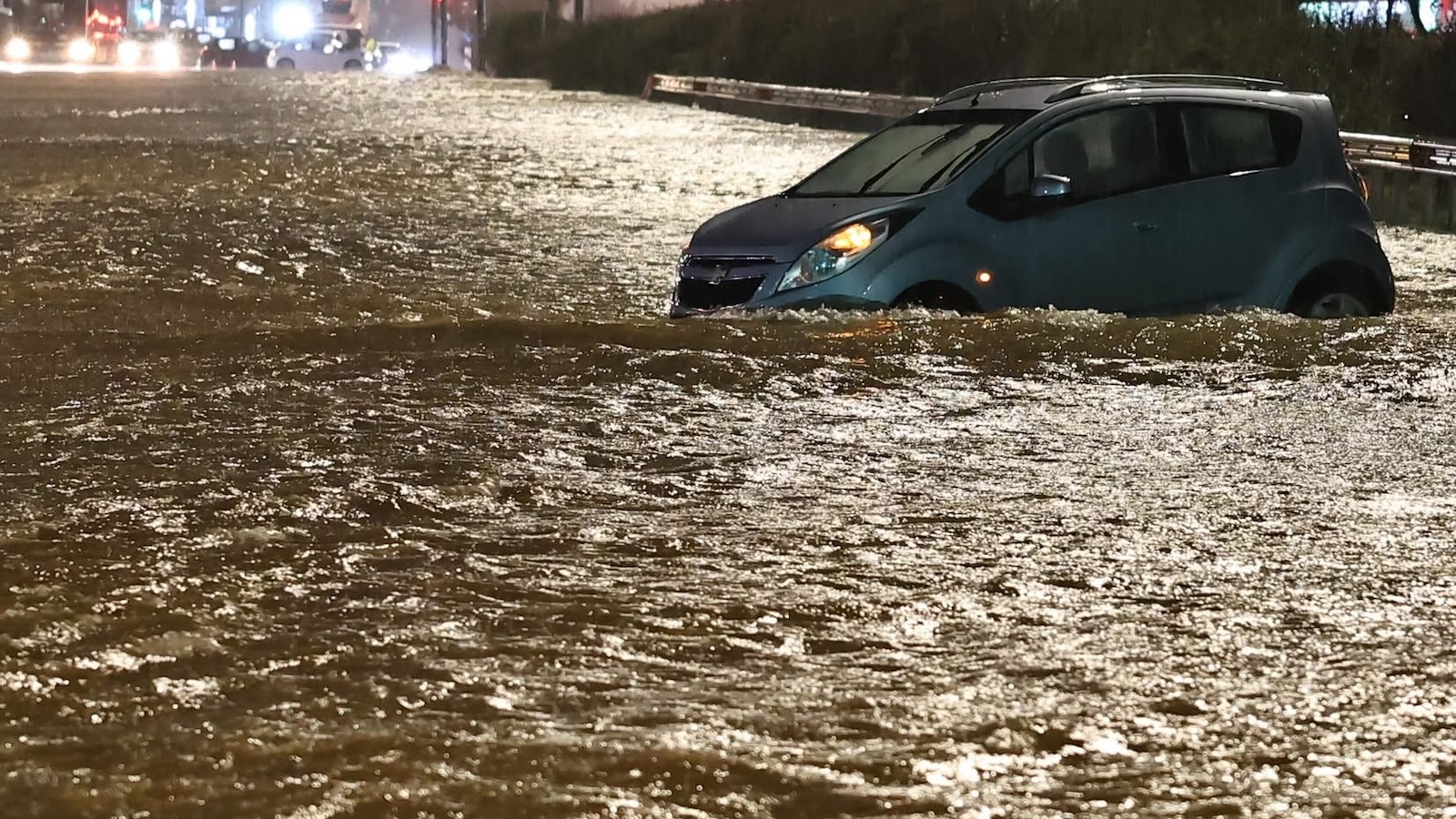 Κακοκαιρία στην Αττική: Μια νεκρή στη Γλυφάδα – Πλημμύρες σε Βούλα και Άλιμο, λύματα στην Παραλιακή 