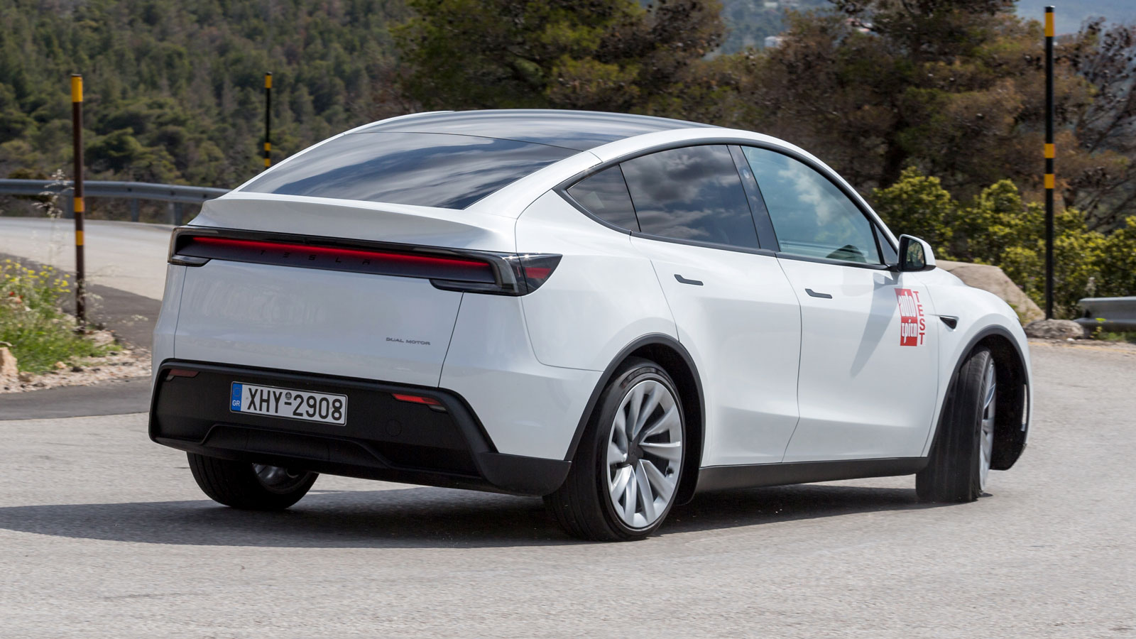 Ρυθμίζοντας εκ νέου την ανάρτηση του Model Y, η Tesla ενίσχυσε το πλαίσιο και φρόντισε προκειμένου οδηγός να παίρνει καλύτερα την απαιτούμενη πληροφόρηση από το τιμόνι για τα όσα κάνει στο δρόμο. Ρυθμίζοντας εκ νέου την ανάρτηση του Model Y, η Tesla ενίσχυσε το πλαίσιο και φρόντισε προκειμένου οδηγός να παίρνει καλύτερα την απαιτούμενη πληροφόρηση από το τιμόνι για τα όσα κάνει στο δρόμο.