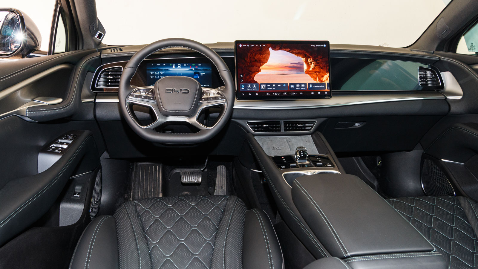 Πολύ υψηλή αίσθησης ποιότητας αποπνέει η καμπίνα του BYD Sealion 7, που μας άφησε κάτι παραπάνω από ικανοποιημένους με την διακόσμησή της. Πολύ υψηλή αίσθησης ποιότητας αποπνέει η καμπίνα του BYD Sealion 7, που μας άφησε κάτι παραπάνω από ικανοποιημένους με την διακόσμησή της.