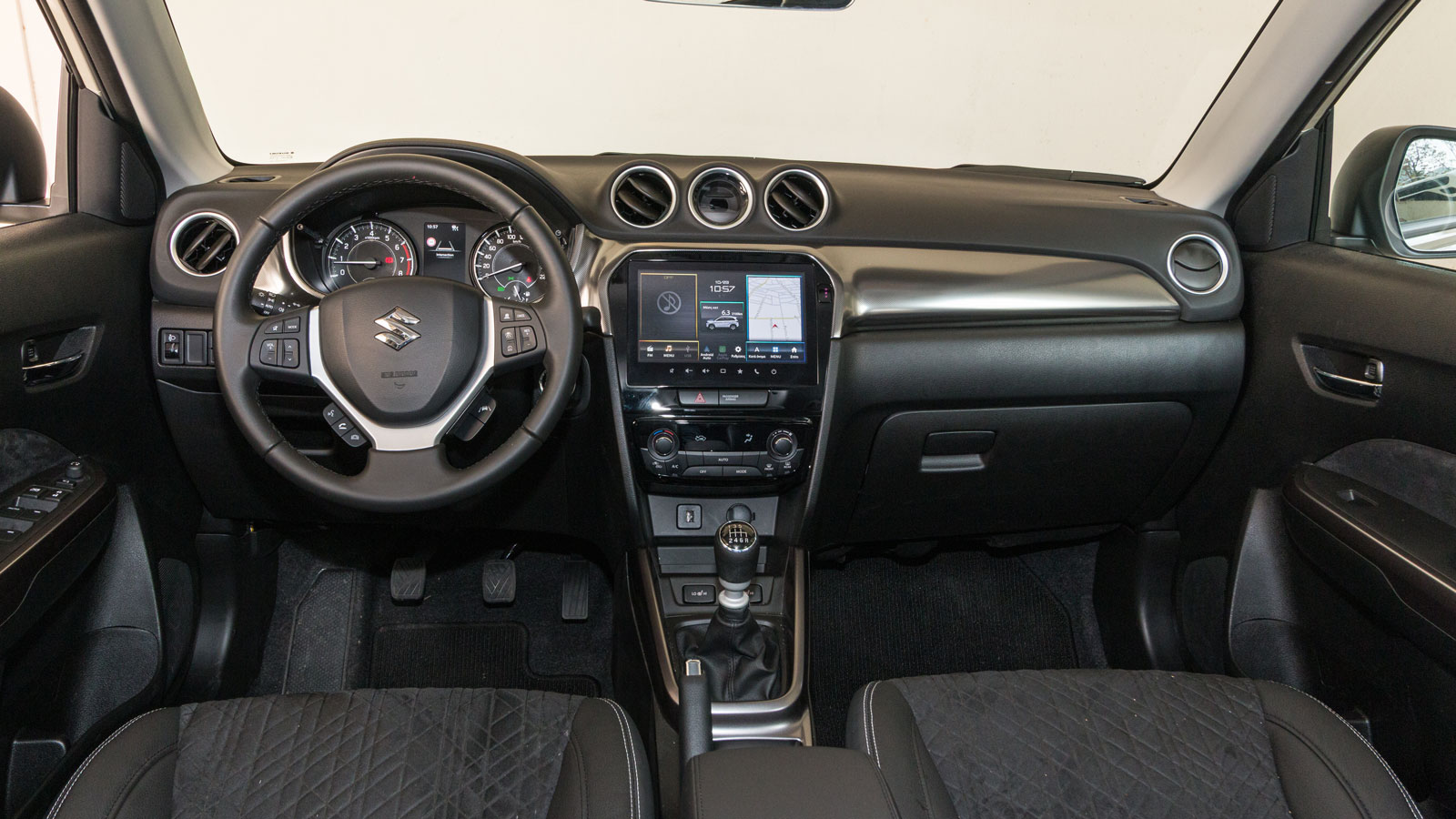 Το εσωτερικό του Suzuki Vitara είναι γεροδεμένο και καλά εξοπλισμένο, αν και η όλη του σχεδίαση δείχνει να έχει μείνει πιο πίσω σε σχέση με άλλα μοντέλα της κατηγορίας του.