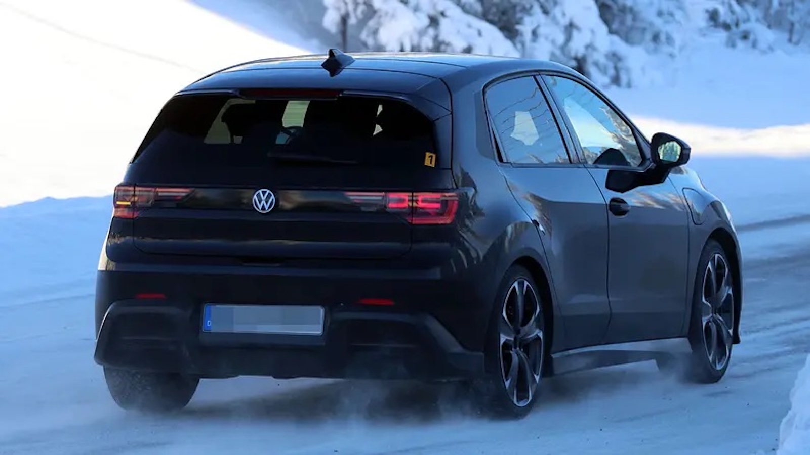Στο πίσω μέρος, η VW έχει τοποθετήσει μια μεγάλη αεροτομή οροφής και έναν έντονο διαχύτη που δίνει έναν πιο «macho» χαρακτήρα στο μικρό ηλεκτρικό, ενώ η λωρίδα που ενώνει τα πίσω σώματα θα δίνει το απαραίτητο high-tech στίγμα.
