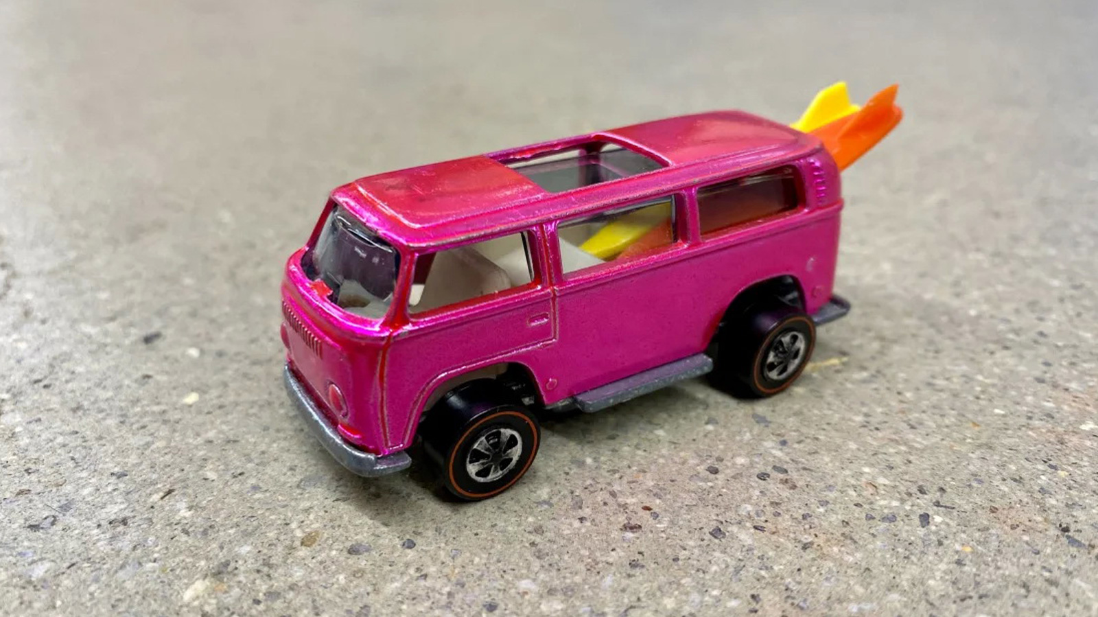 To ιερό δισκοπότηρο των Hot Wheels: VW Rear-loading Beach Bomb Bus.