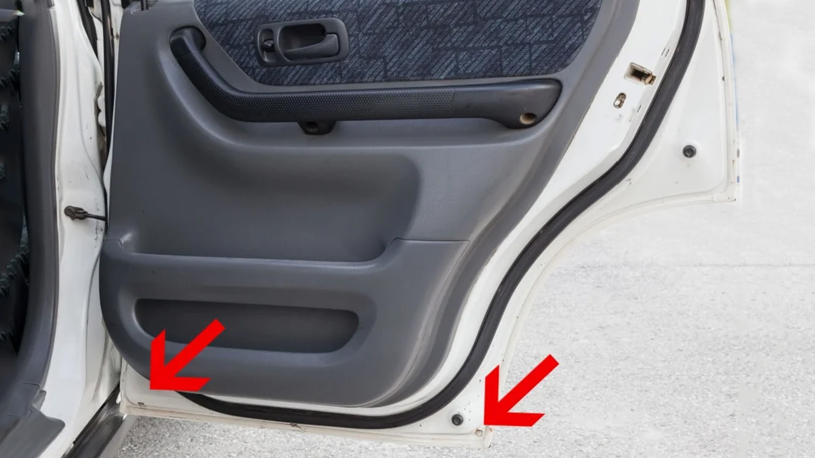 Κρυφές τρύπες που έχουν όλες οι πόρτες αυτοκινήτων. Πού χρησιμεύουν; 