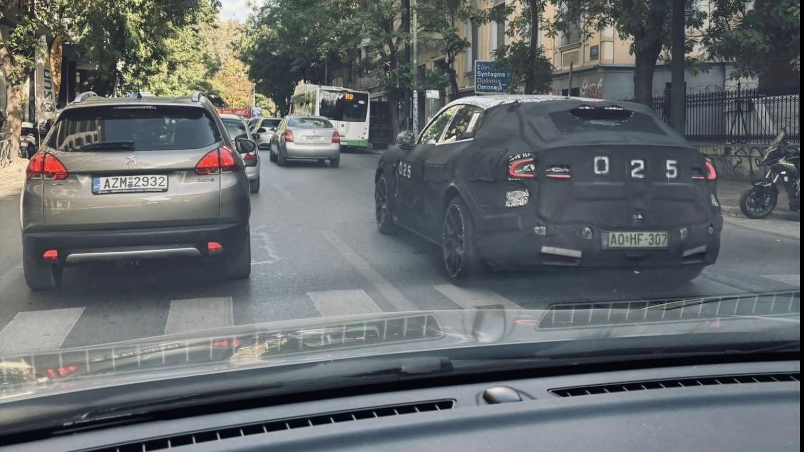 Καμουφλαρισμένο Xiaomi YU7 εντοπίστηκε να κάνει δοκιμές στους δρόμους της Αθήνας 