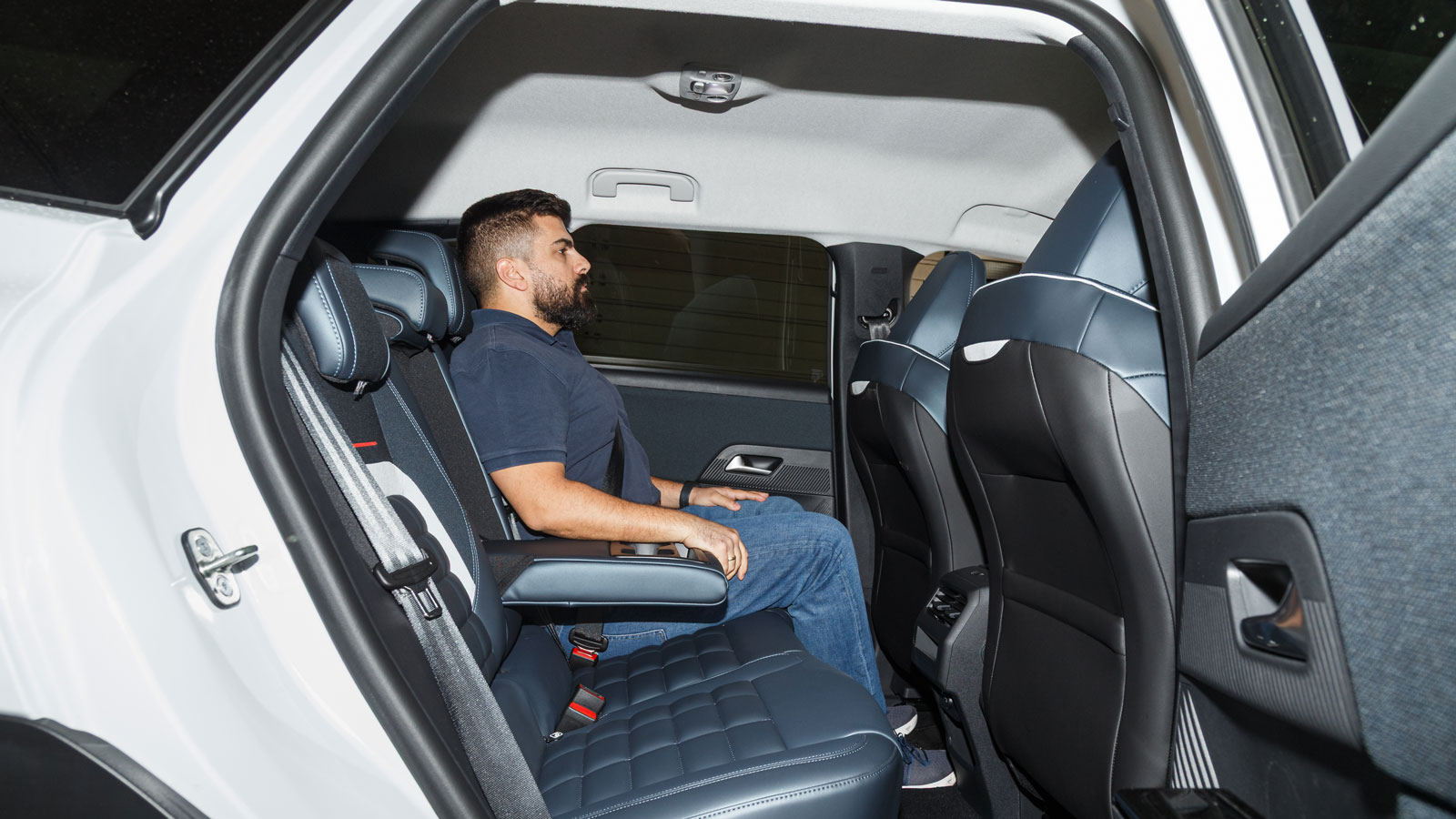 Τα 12 εκ. περιθώριο για το κεφάλι των πίσω επιβατών είναι η κορυφαία μέτρηση στο AutoΤρίτη Test Center και σε συνδυασμό με το φαρδύ πίσω κάθισμα (142 εκ.) σημαίνει ότι ακόμη και τρεις ενήλικοι 2μετροι