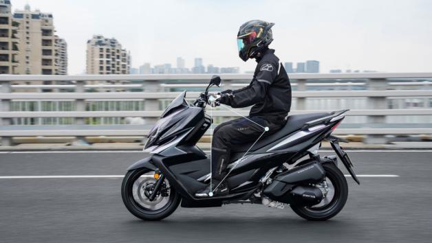 Zontes V125: Το μόνο 125άρι που χωράει 2 full-face κράνη κάτω από τη σέλα Zontes V125: Το μόνο 125άρι που χωράει 2 full-face κράνη κάτω από τη σέλα