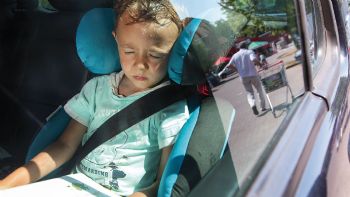 Άφησες το παιδί στο αυτοκίνητο με καύσωνα; Κίνδυνος θάνατος!