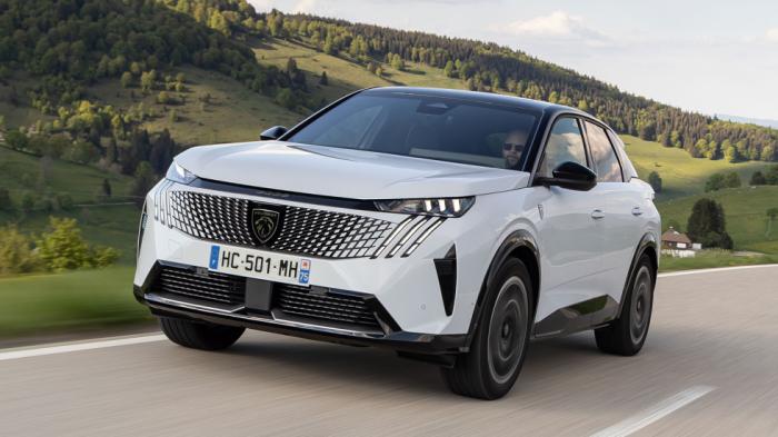  Peugeot e-3008    SUV    