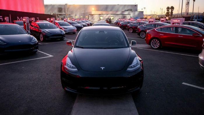 Η τιμή του Tesla Model 3 στην βασική του έκδοση ξεκινά από τα 35.000 δολάρια (29.804 ευρώ)  και στην Long Range από τα 44.000 δολάρια (37.500 ευρώ).