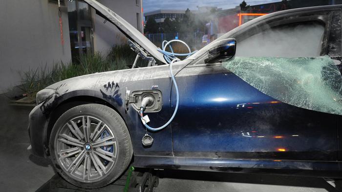 Η εικονιζόμενη BMW 330e κάηκε τον περασμένο Ιούνιο στην Τσεχία. Δεν έχει επιβεβαιωθεί ότι είναι ένα από τα επηρεαζόμενα οχήματα, χωρίς ωστόσο να αποκλείεται βάσει των νέων δεδομένων.