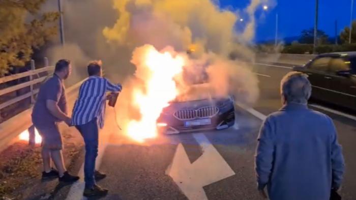 Ολοκαίνουργια BMW 216d άρπαξε φωτιά στην Εθνική Οδό [+videos]