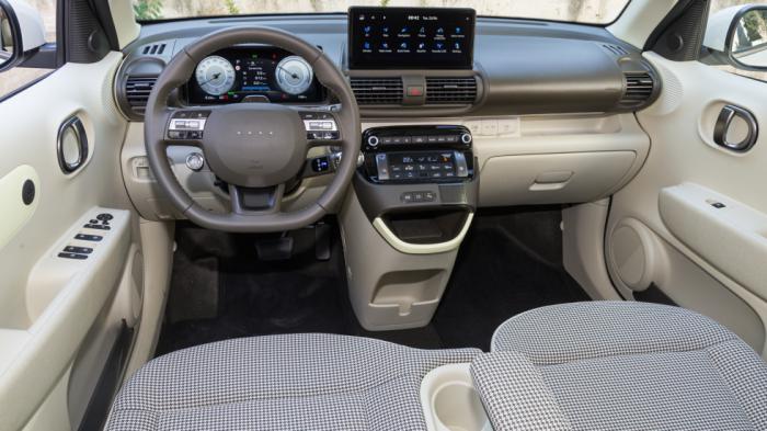 Πρακτικό και high-tech είναι το εσωτερικό του Hyundai Inster με τις δύο στάνταρ οθόνες των 10,25 ιντσών. Κάθε έκδοση, φυσικά, έχει τις δικές της σχεδιαστικές… πινελιές.