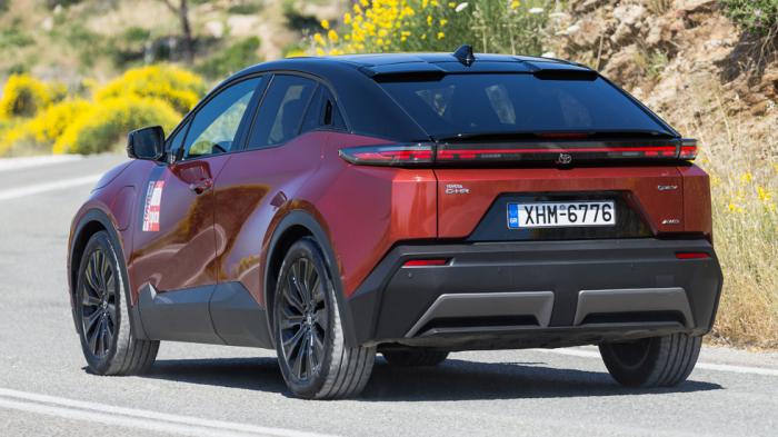 Το Toyota C-HR+ ξεχωρίζει για τον ευχάριστο και ξεκούραστο χαρακτήρα του. H ανάρτηση έχει πετύχει μια πολύ καλή ισορροπία ανάμεσα στον έλεγχο του αμαξώματος και την άνεση, απορροφώντας με υποδειγματικό τρόπο τις ανωμαλίες του οδοστρώματος. 