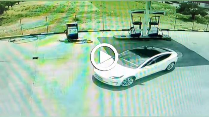 Video: Tesla Model 3 με το πλάι μέσα σε βενζινάδικο στην Ελλάδα
