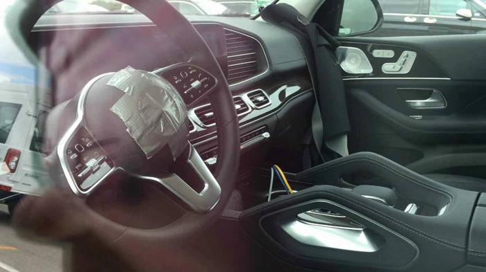 Κατασκοπευτικές εικόνες που μας δείχνουν το εσωτερικό της νέας Mercedes GLE ήρθαν στο φως της δημοσιότητας.