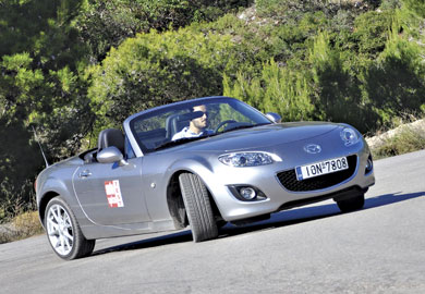 Με λίγη βροχή και το 90άρι Mazda MX-5 ντριφτάρει