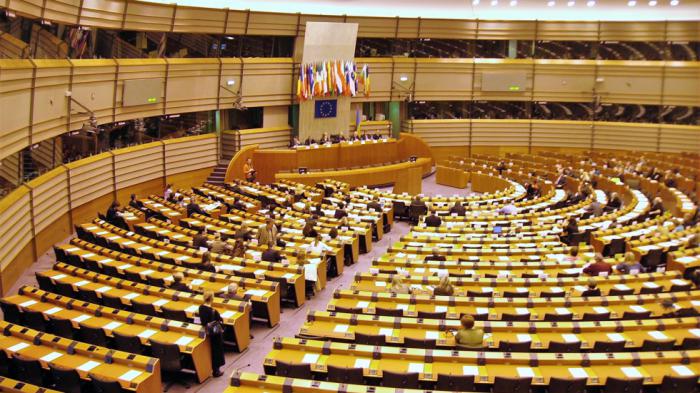 Σύμφωνα με ψήφισμα της Ευρωπαϊκής Επιτροπής, η ύπαρξη κουμπιού SOS στα οχήματα που κατασκευάζονται από το 2018 και μετά είναι υποχρεωτική.