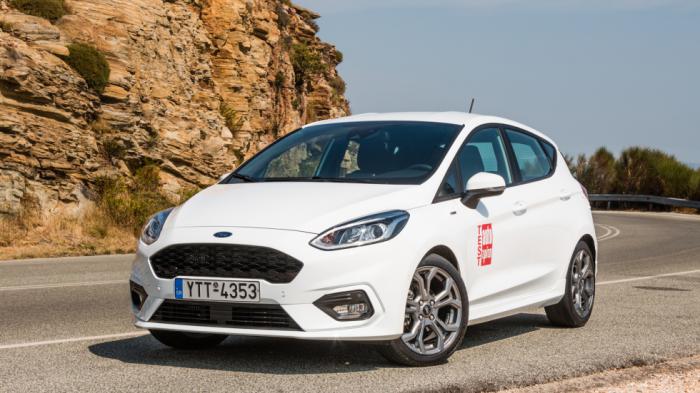 Η σπορτίφ σχεδίαση του Fiesta ST-Line εκφράζεται στο εμπρός μέρος με την κυψελωτή μαύρη μάσκα και τον δυναμικής σχεδίασης προφυλακτήρα.