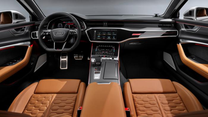 Πλήρως ψηφιακό το εσωτερικό με την τεχνολογία Virtual Cockpit και τις δίδυμες οθόνες του συστήματος MMI, στα 565 λτ. η χωρητικότητα του πορτ-μπαγκάζ.
