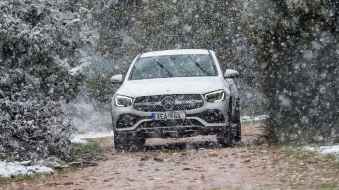 Το SUV Coupe της Mercedes έχει περιπετειώδη χαρακτήρα για να απολαύσεις εκτός δρόμου διαδρομές, ενώ χάρη στην τετρακίνηση και τη γρήγορη εμπλοκή της ούτε το χιόνι δεν θα σας σταματήσει.