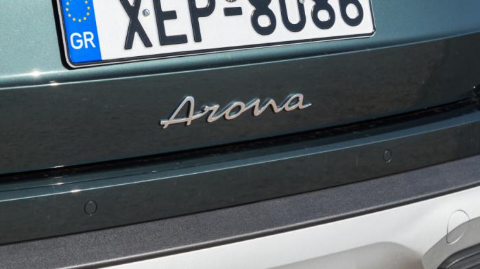 Η επιγραφή «Arona» που κοσμεί το πίσω μέρος θυμίζει χειρόγραφη καλλιγραφία.	