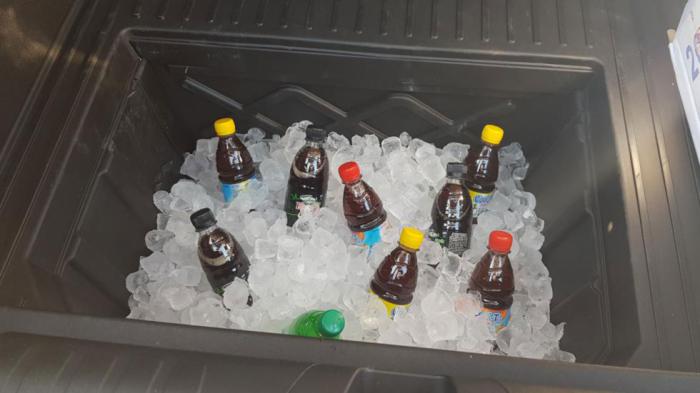 Γεμίζοντας με πάγο το Mega Box κάτω από τον κανονικό χώρο αποσκευών απολαμβάνεις κρύα ποτά στις αποδράσεις!
