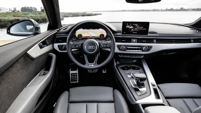Η πολυτέλεια χαρακτηρίζει το εσωτερικό του νέου Audi A5 Coupe. Φυσικά ο ψηφιακός πίνακας οργάνων κλέβει την παράσταση.