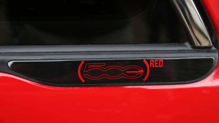 Σχεδιαστικά το κόκκινο χρώμα κυριαρχεί στο αμάξωμα και συνδυάζεται με αποκλειστικές στιλιστικές πινελιές, όπως το χαρακτηριστικό λογότυπο RED.