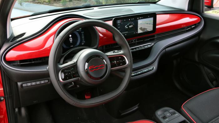 Στο μοντέρνο εσωτερικό του Fiat 500e δεσπόζει η οθόνη αφής του συστήματος UCONNECT5, το οποίο μπορείτε να το χειριστείτε και μέσω φωνής λέγοντας «Hey Fiat».