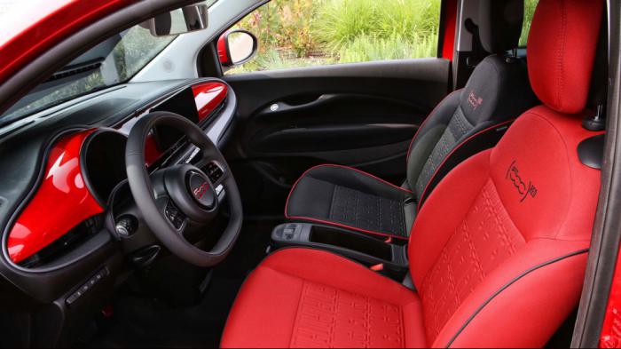 Ο σχεδιαστές της ιταλικής φίρμας ακολούθησαν την πλέον ξεχωριστή επιλογή, όπου το κάθισμα του οδηγού είναι σε κόκκινο χρώμα και τα υπόλοιπα σε μαύρο.