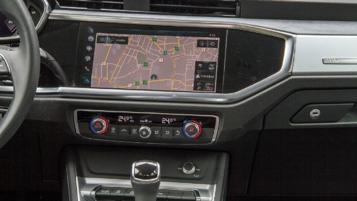 Η οθόνη του Audi Q3 έχει εξαιρετική ευκρίνεια. Στην πλοήγηση λαμβάνετε  και τα δεδομένα της κίνησης.