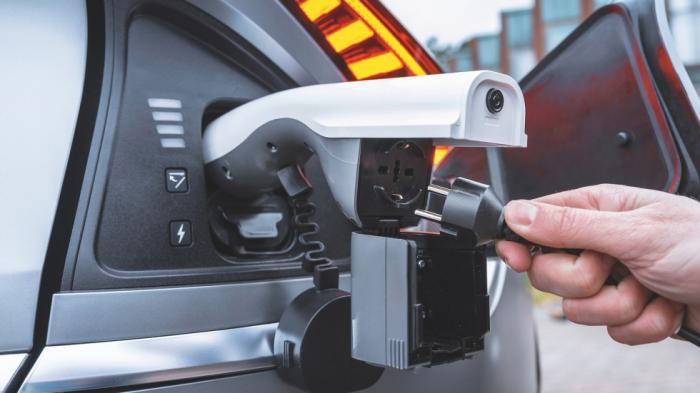 Το Kia EV6 φέρει την τεχνολογία vehicle-to-load, όντας έτσι ικανό να τροφοδοτήσει με ρεύμα ηλεκτρικές συσκευές μέχρι 3,6 kW ή να φορτίσει ένα ηλεκτρικό ποδήλατο. Το Kia EV6 φέρει την τεχνολογία vehicle-to-load, όντας έτσι ικανό να τροφοδοτήσει με ρεύμα ηλεκτρικές συσκευές μέχρι 3,6 kW ή να φορτίσει ένα ηλεκτρικό ποδήλατο.