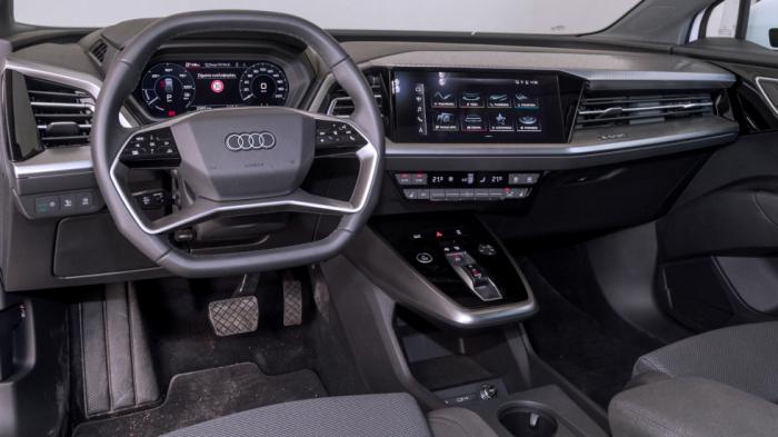 Εντυπωσιακό σε ποιότητα, φινίρισμα, αλλά και συνολική εικόνα το ευρύχωρο και πρακτικό εσωτερικό του Audi Q4 e-tron. «Καθαρές» γραμμές για το οδηγοκεντρικό ταμπλό.