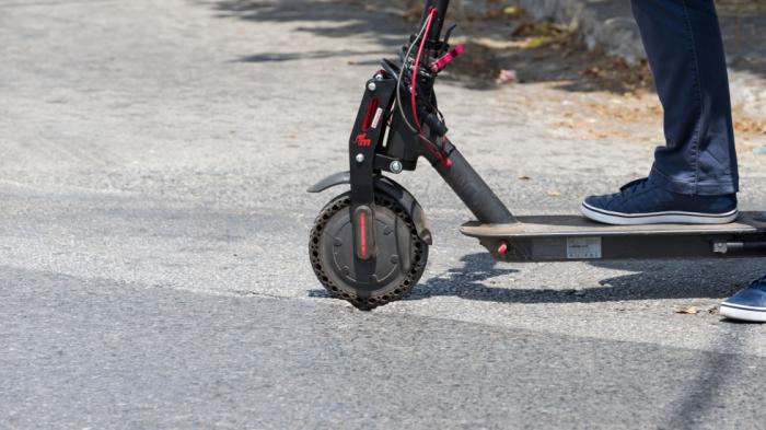 Οι λακκούβες στην άσφαλτο είναι περισσότερο επικίνδυνες για τις μικρές ρόδες ενός πατινιού, σαφώς χειρότερες σε σχέση με ένα ποδήλατο, για παράδειγμα.