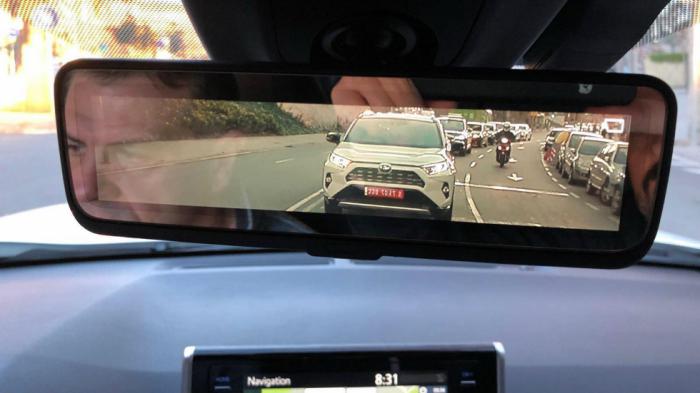 Αυτού τους είδους την απεικόνιση συναντά ο οδηγός στον μεσαίο καθρέφτη όταν επιλέξει την οπίσθια θέαση με κάμερα στο Toyota RAV4.