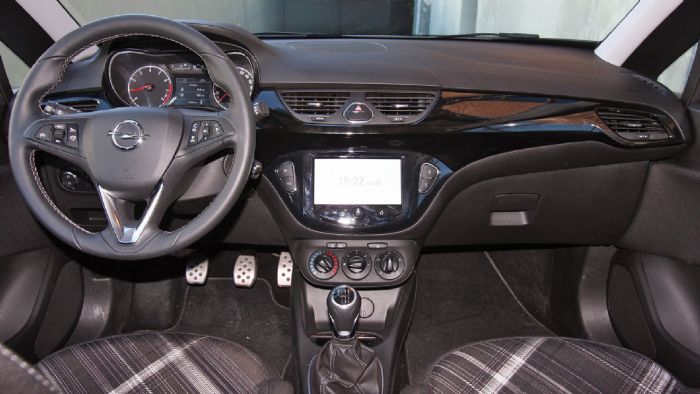 Το εσωτερικό του νέου Corsa έχει πολύ καλή ποιότητα κατασκευής και ενδιαφέρουσα νεανική σχεδίαση.
