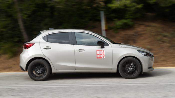 Ως το μοναδικό μοντέλο με σύστημα ήπια υβριδικής τεχνολογίας, το Mazda2 έχει την χαμηλότερη κατανάλωση με 5,5 λτ./100 χλμ.. 