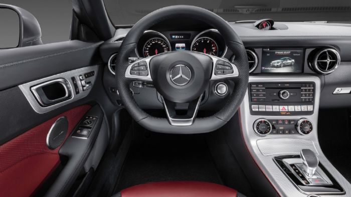 Το εσωτερικό της νέας Mercedes SLC είναι ακόμη πιο ποιοτικό και με περισσότερα σπορ στοιχεία σε σχέση με αυτό της SLK.

