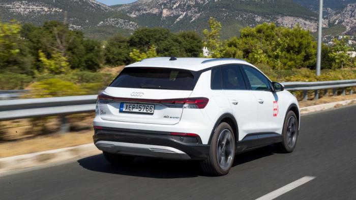 Tα 2.050 κιλά του Audi Q4 θα φανούν μόνο αν το παρακάνεις σε πολύ κλειστές και γλιστερές στροφές. Η μικρή υποστροφή όμως είναι απόλυτα ελεγχόμενη αν με το γκάζι πλασάρεις το πίσω μέρος και επαναφέρεις