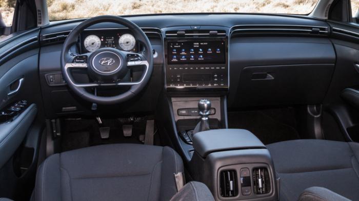 H μεγάλη ευρυχωρία είναι ατού για το Hyundai Tucson με το μεγαλύτερο «αέρα» για το κεφάλι των πίσω επιβατών (7,5εκ.) και το κορυφαίο πορτ-μπαγκάζ στις υβριδικές εκδόσεις με τα 616 λτ. (577 λτ. στις υπόλοιπες).