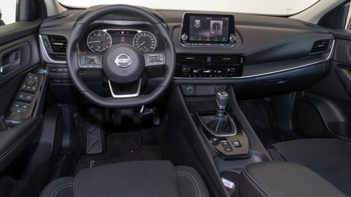 Εκεί που πραγματικά «βγάζεις το καπέλο» στην Nissan είναι στην διακόσμηση της καμπίνας με την μεγάλη ποιοτική αναβάθμιση χάρη στα μαλακά υλικά, την πιο λεπτεπίλεπτη αισθητική και την συνολικά πιο premium αύρα του εσωτερικού.