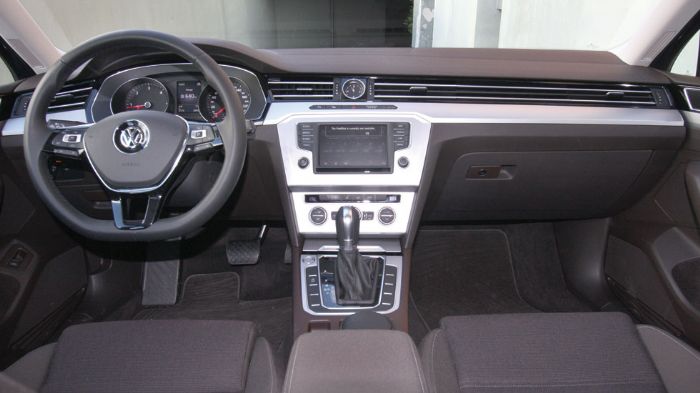 Ποιοτικό το εσωτερικό του VW Passat, έχει γίνει εκτεταμένη χρήση αφρώδους πλαστικού στο ταμπλό, ενώ στο κέντρο ξεχωρίζει η μεγάλη οθόνη αφής των 6,5 ιντσών του infotainment. 