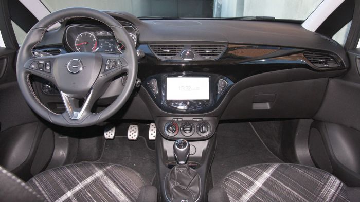 Το εσωτερικό του νέου Corsa είναι ποιοτικό, ενώ τις εντυπώσεις κερδίζει το σύστημα infotainment, που ανήκει στον στάνταρ εξοπλισμό. 