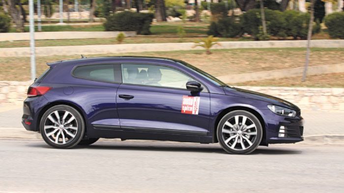 Το Scirocco πατάει γερά στο δρόμο δίνοντας στον οδηγό του σπορτίφ αίσθηση. Ουδέτερο στις αντιδράσεις του είναι υπό πίεση. Το Scirocco πατάει γερά στο δρόμο δίνοντας στον οδηγό του σπορτίφ αίσθηση. Ουδέτερο στις αντιδράσεις του είναι υπό πίεση.