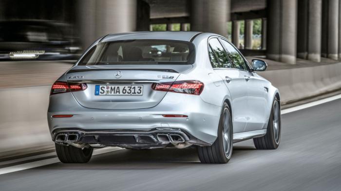 Οδηγικά η Mercedes-AMG E 63 S είναι περισσότερο αχαλίνωτη, σου ανεβάζει την αδρεναλίνη. Αυτό προφανώς οφείλεται και στον ήχο της.