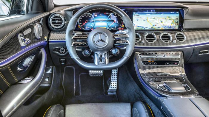 Πολύ ανθρακόνημα στο εσωτερικό της Mercedes. Συγκριτικά με το Audi είναι πιο brutal, πιο πολεμική.